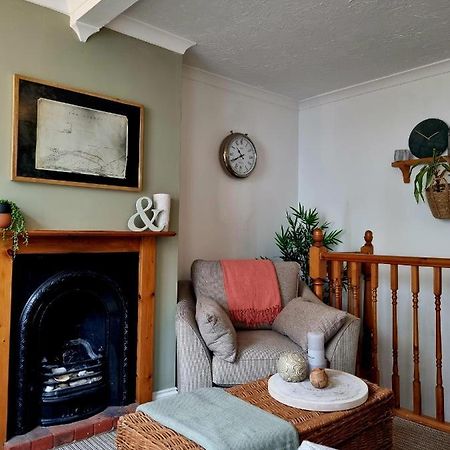 2 Bedroom House Within Walking Distance Of Town Cowes  Eksteriør billede