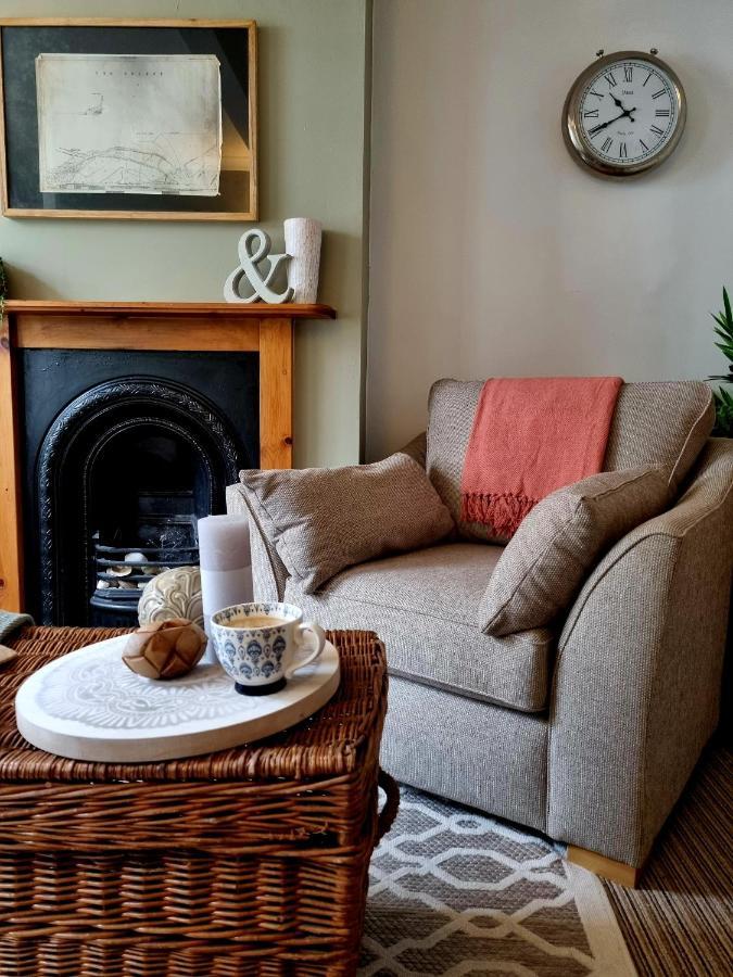 2 Bedroom House Within Walking Distance Of Town Cowes  Eksteriør billede